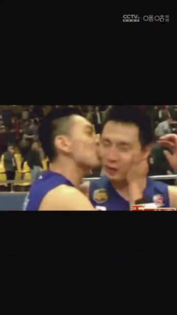 j9九游会老哥俱乐部交流关系好怎么都行！杨鸣卢伟复盘亲亲表情包：你太激动啦