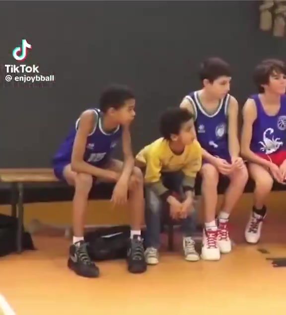 九游会j9官网真人游戏第一品牌这几岁😂美媒晒幼年文班打球视频 每次对方进球小文班都会生气