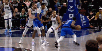 九游会·j9官方网站关键球！欧文闪电转身甩开防守 面对两人补防探身上篮反超