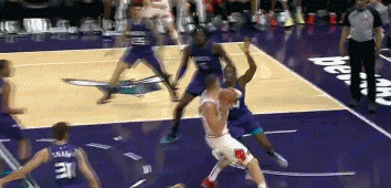 九游会j9官网真人游戏第一品牌潇洒！布泽利斯空切底线 接球腾空暴起双手背扣