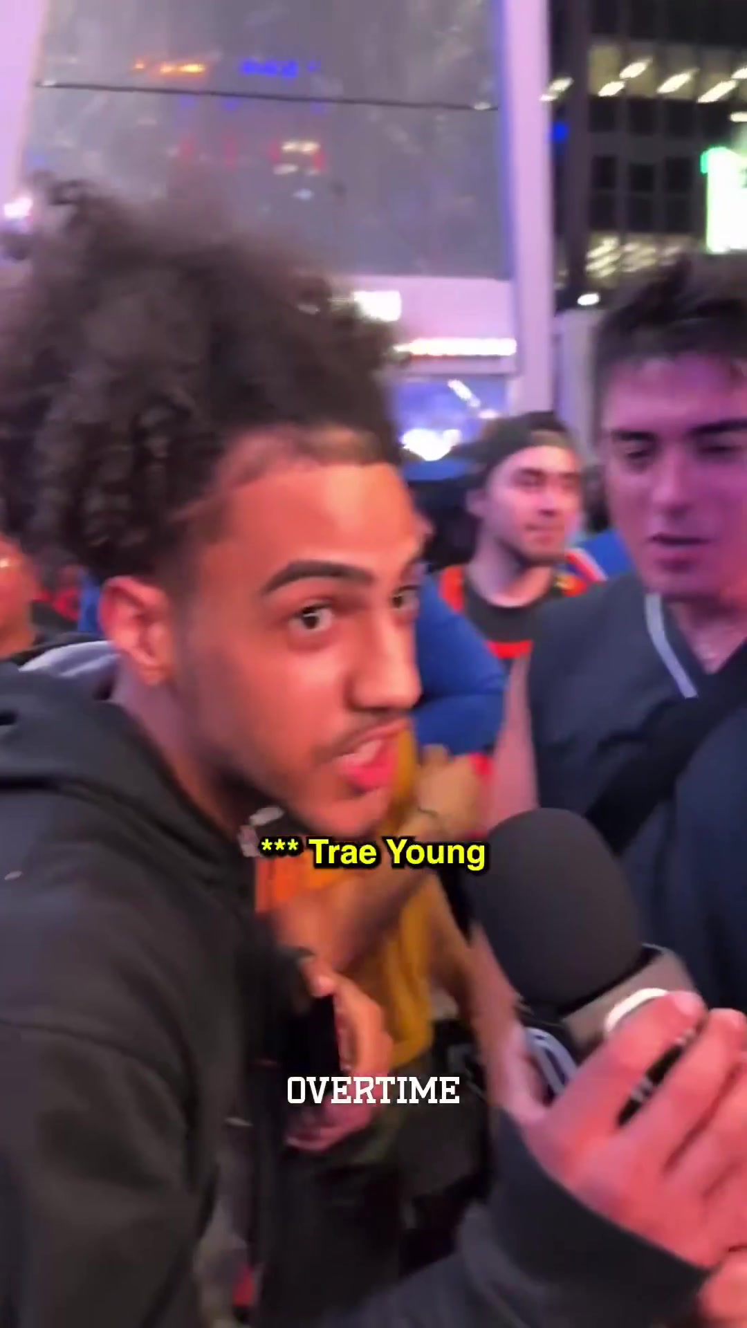 j9九游真人游戏第一平台😂纽约还是忘不了他们的市长！赢球后的尼克斯球迷：法克吹羊！