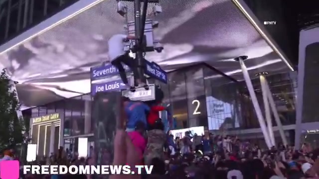 九游会j9官网真人游戏第一品牌😂部分尼克斯游街球迷因攀爬电线杆被捕 有人高举布伦森画像