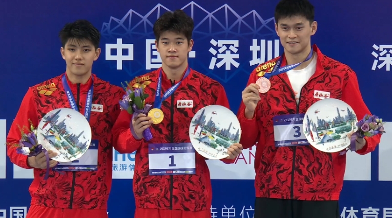 j9九游会老哥俱乐部交流👏都很棒！潘展乐、费立纬、孙杨的决赛成绩均达世锦赛A标