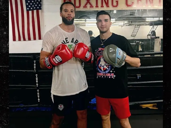 j9九游会老哥俱乐部交流天赋➡️拳击台！33岁迈卡威转战拳坛首秀告捷 击败36岁业余拳手~