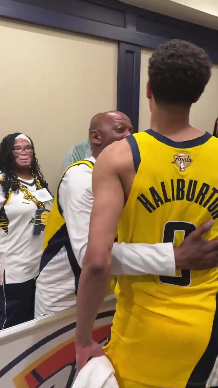 九游会j9官网真人游戏第一品牌😄上演绝杀拿下G1！球员通道内哈利伯顿与父亲激动庆祝