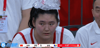 九游会j9官网真人游戏第一品牌还有点萌萌呢！🥰张子宇下场后休息 头顶冰袋降温~